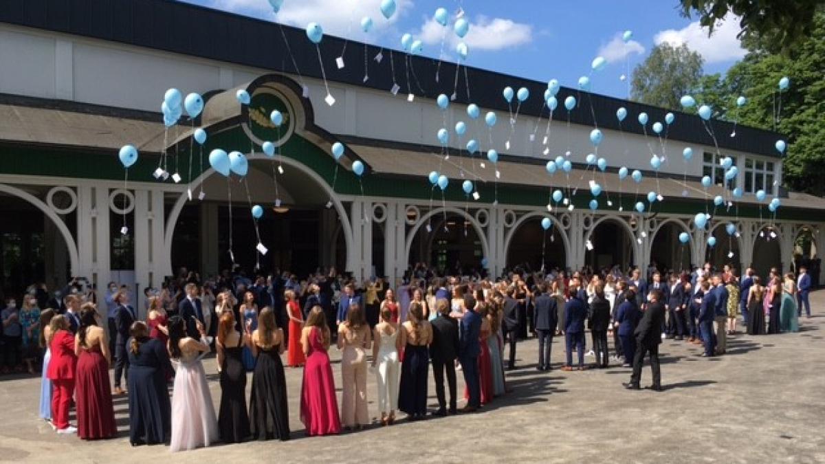 Der Abiturjahrgang 2021 des Städtischen Gymnasiums Olpe feierte seinen Schulabschlussfeier auf dem Schützenplatz und ließ Luftballons in den Himmel steigen.. von privat