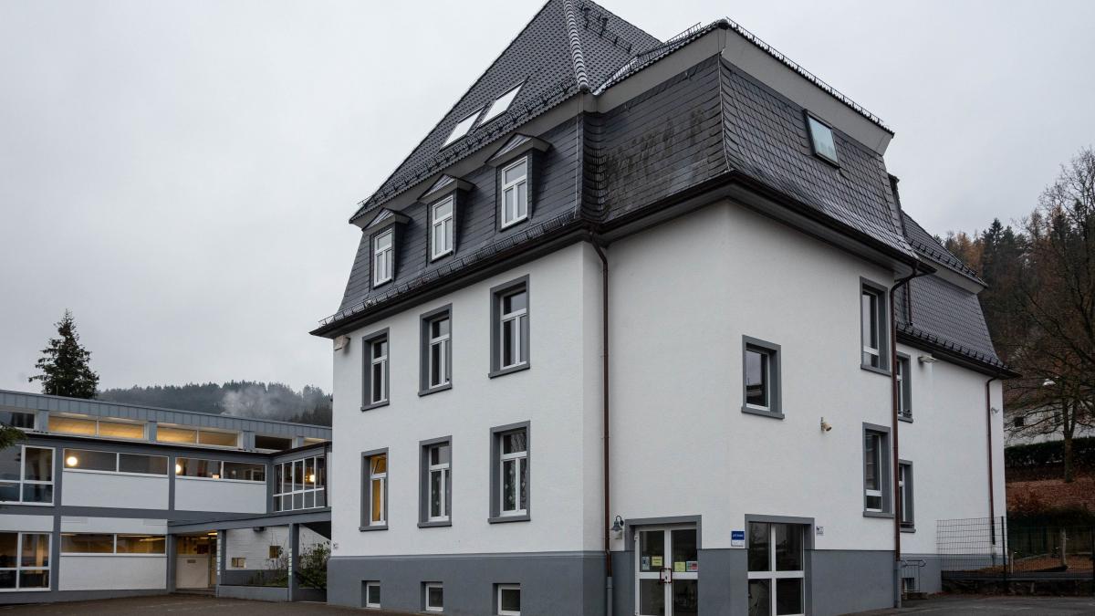 Die Sanierung der Grundschule in Altenhundem ist aufgeschoben, aber laut Bürgermeister Tobias Puspas auf keinen Fall aufgehoben. von Nils Dinkel
