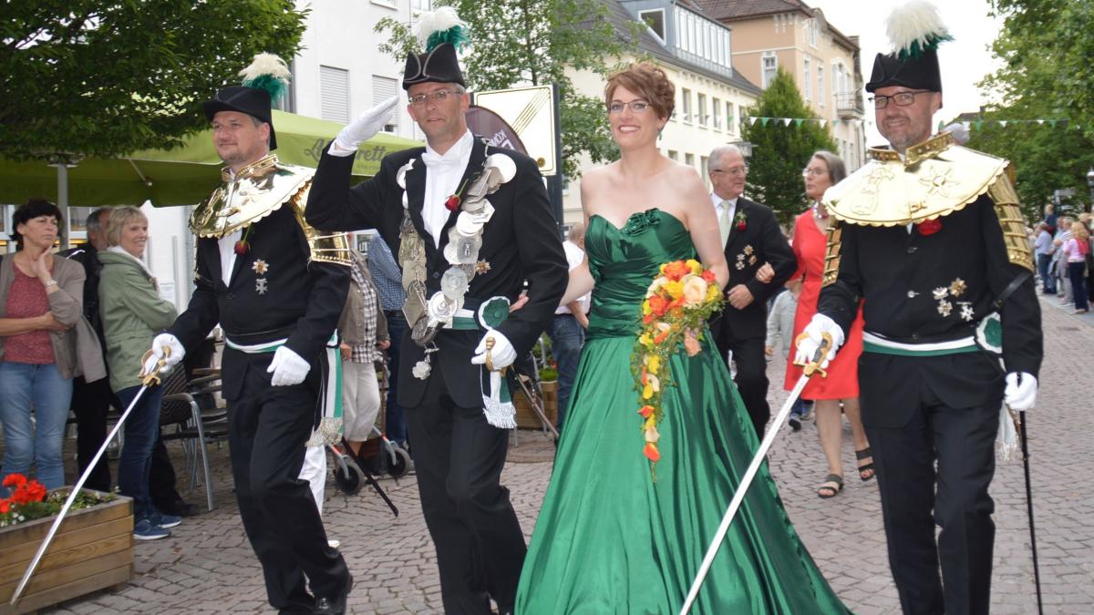 Das strahlende Königspaar beim Marsch durch die Straßen der Hansestadt. von Nicole Voss