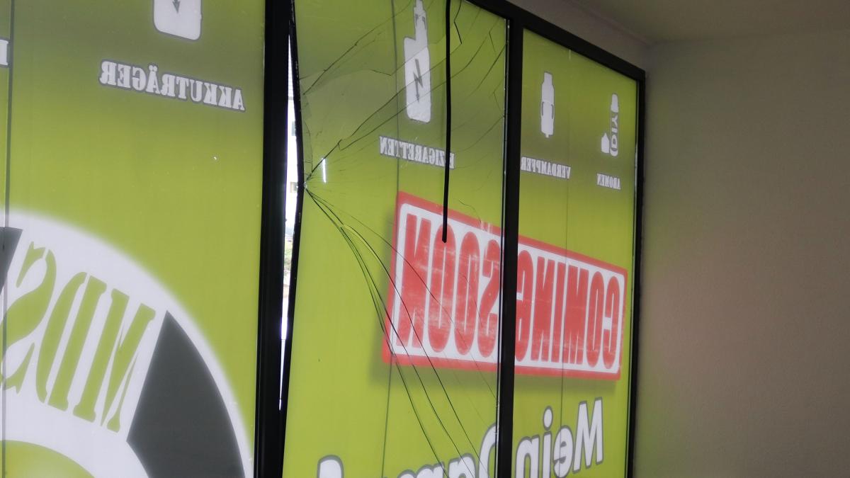 Unbekannter beschädigt Fensterfront von Kreispolizeibehörde Olpe