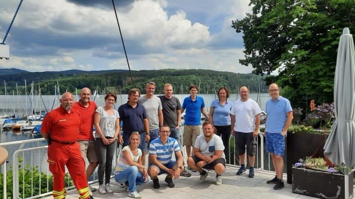 Strahlende Gesichter beim Yacht-Club Lister am Biggesee: Alle 11 Teilnehmer haben die Prüfung zum Erwerb des Sportbootführerschein See bestanden. von privat