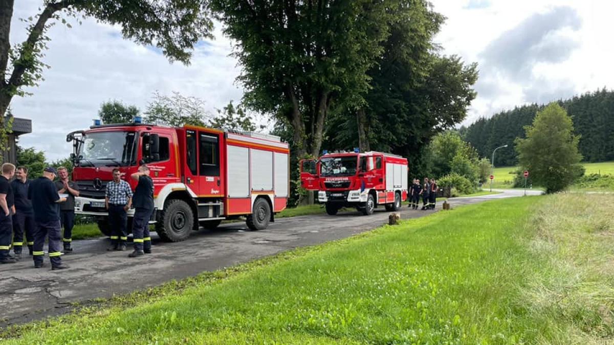 Etwa 30 Feuerwehrkräfte brachen am Montagmorgen auf, um in Fröndenberg nach dem Unwetter zu helfen. von Feuerwehr Stadt Lennestadt