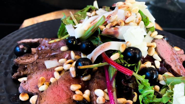 Ein Sommergedicht - rosa gebratenes Steak an Salat mit Johannisbeer-Dressing, Pinienkernen und...