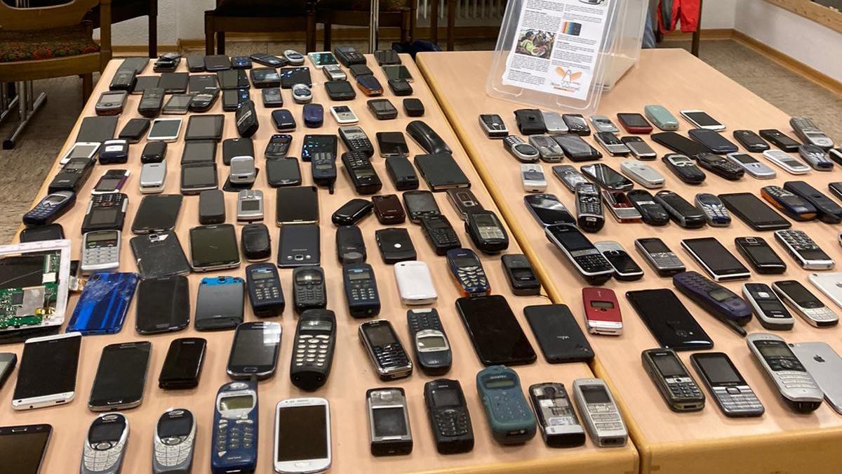180 alte Handys kamen bei der Sammelaktion der Kolpingsfamilie Olpe zusammen. von privat