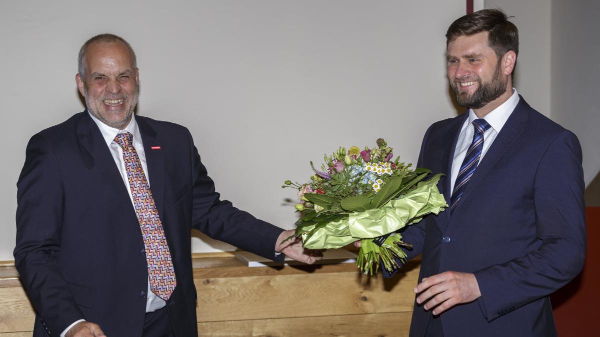 Präsident Jochen Renfordt (links) beglückwünschte Hendrik Schmitt zur Wahl. von Handwerkskammer