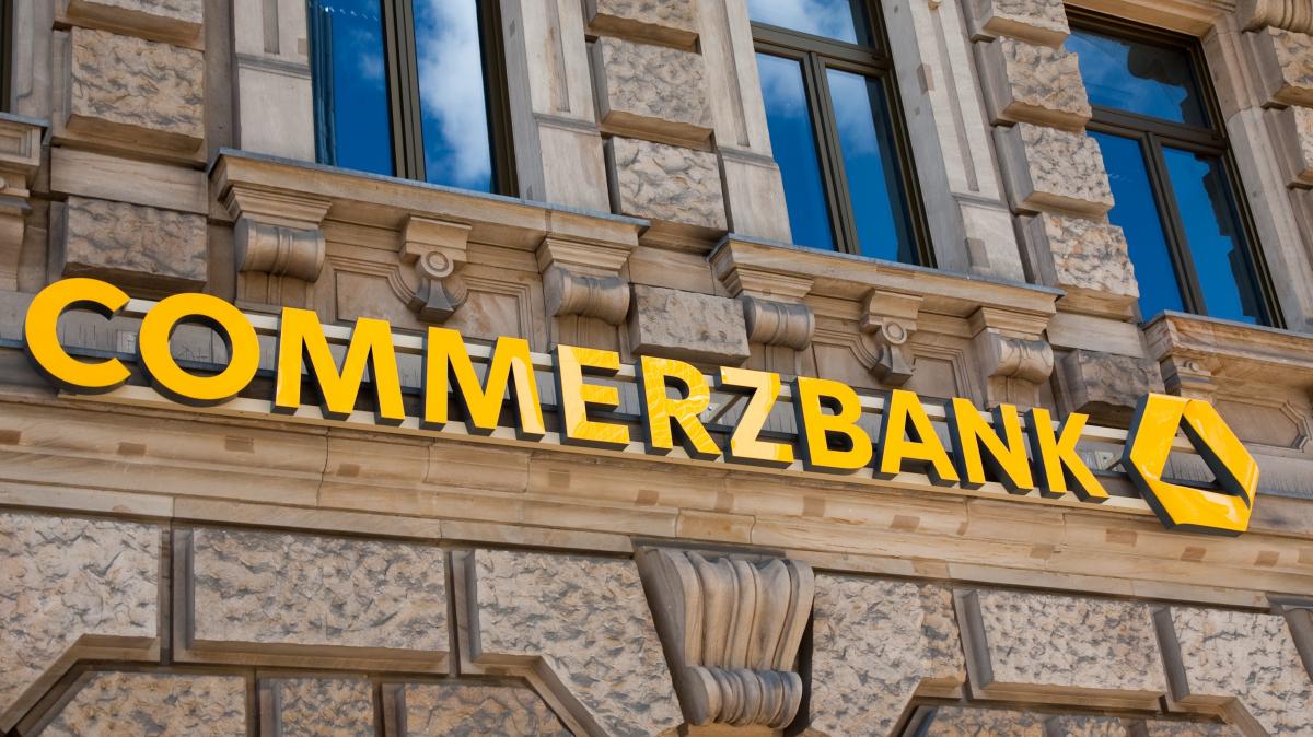 Namenszug der Commerzbank am Gebäude einer Filiale. von Commerzbank AG