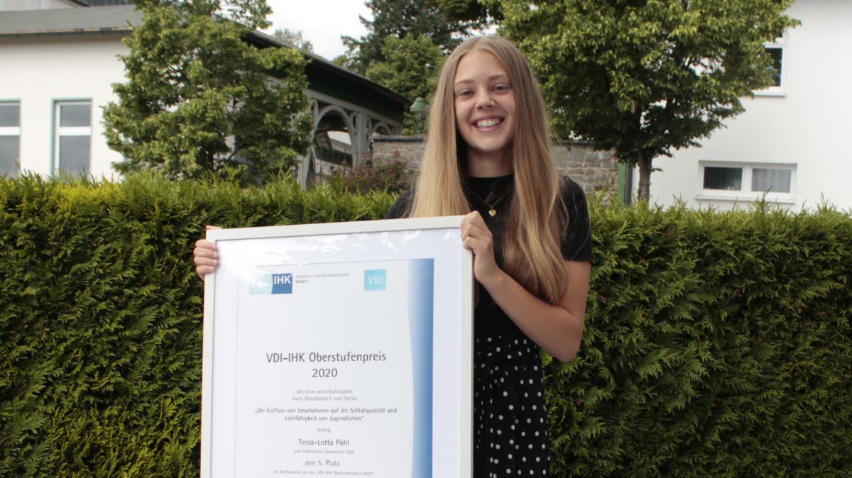 Tessa-Lotta Pohl, Abiturientin aus Olpe, zeigt die Urkunde vom VDI-IHK-Oberstufenpreis. von Wolfgang Schneider