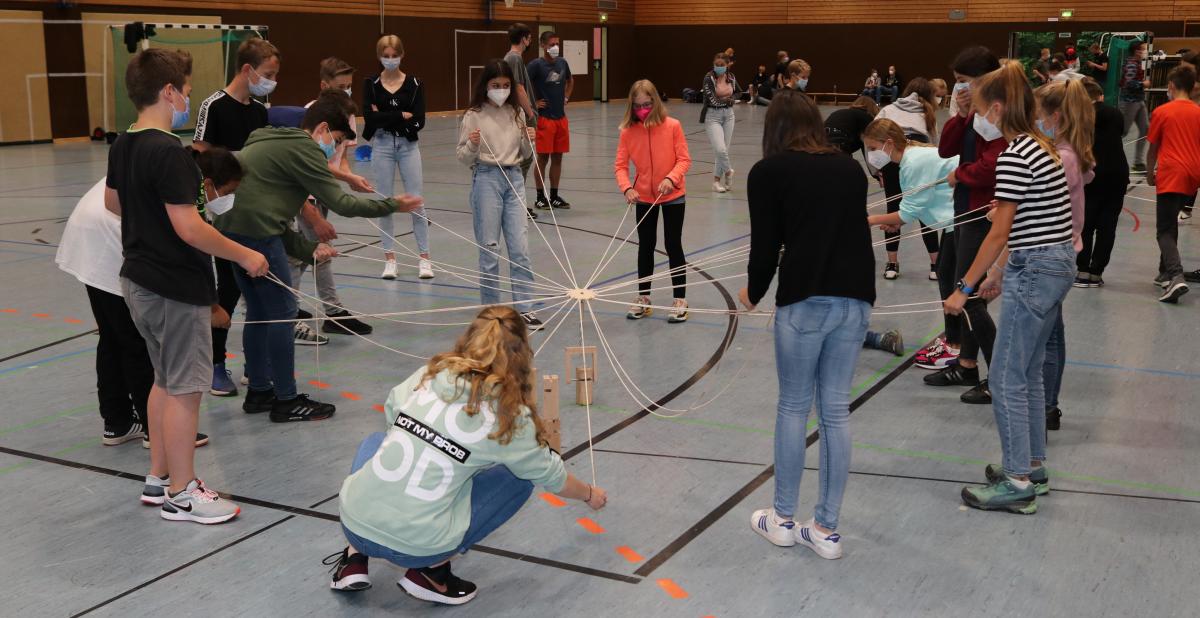 Mit kooperativen Spielen trainierten die Schüler die Zusammenarbeit. von privat
