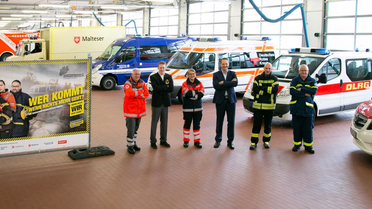 Das Gruppenfoto zeigt (von links): Uli Schneider (DRK), Christoph Immekus (DLRG), Johanna Müller (Malteser), Bürgermeister Peter Weber, Christian Hengstebeck (Feuerwehr), Jürgen Vogel (THW). von Stadt Olpe