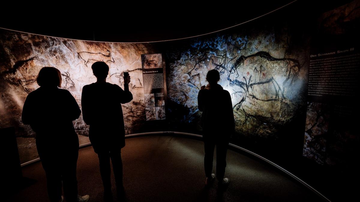 Das Museum Wendener Hütte präsentiert die Sonderausstellung „Bilder im Dunkeln - Eiszeitliche Höhlenkunst“. von Neanderthal Museum