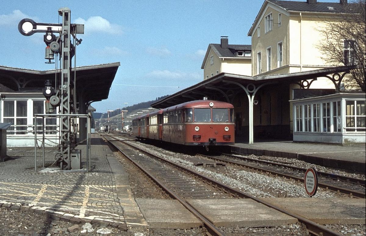 Lang ist es her. Schienenbus im Bahnhof Olpe im April 1980. Früher fuhren auch Züge von Olpe bis nach Dieringhausen. von Bahnbilder.de/Markus Engel