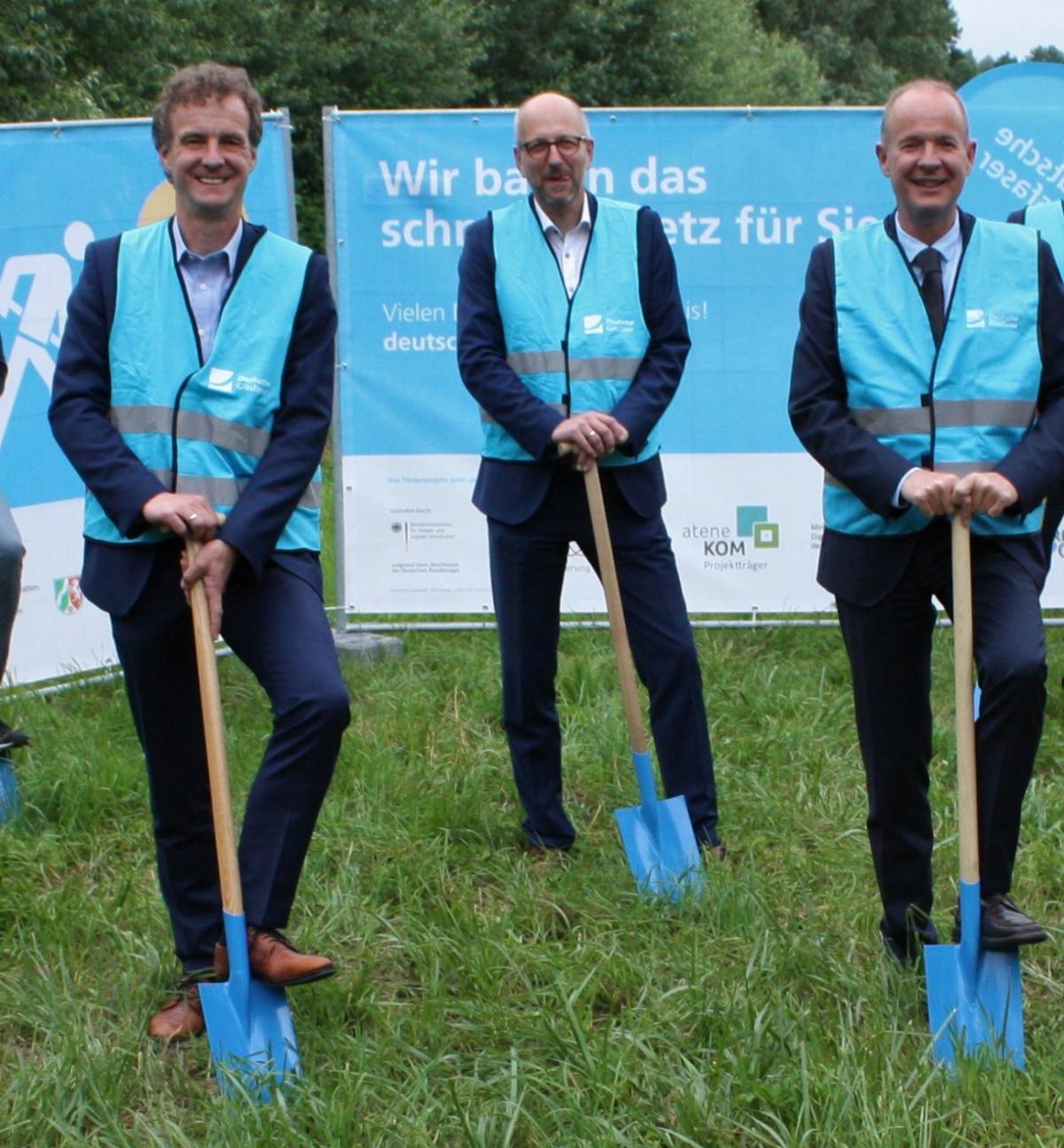 Beim symbolischen Spatenstich für den geförderten Ausbau (von links): Bürgermeister Bernd Clemens, Bürgermeister Ulrich Berghof und Landrat Theo Melcher. von privat