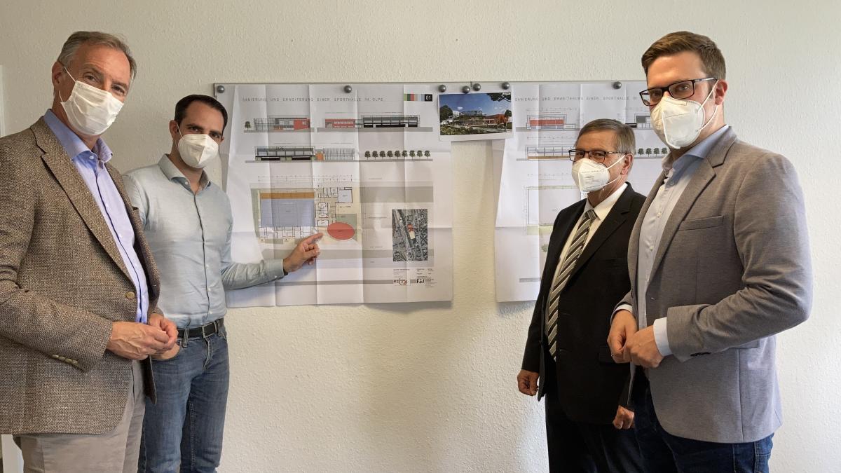 Henning Peuters und Rolf Kantelhardt (hinterer Reihe) informierten Dr. Matthias Heider und Florian Müller über das Projekt „Zentrum SpOrtBildung“. von privat