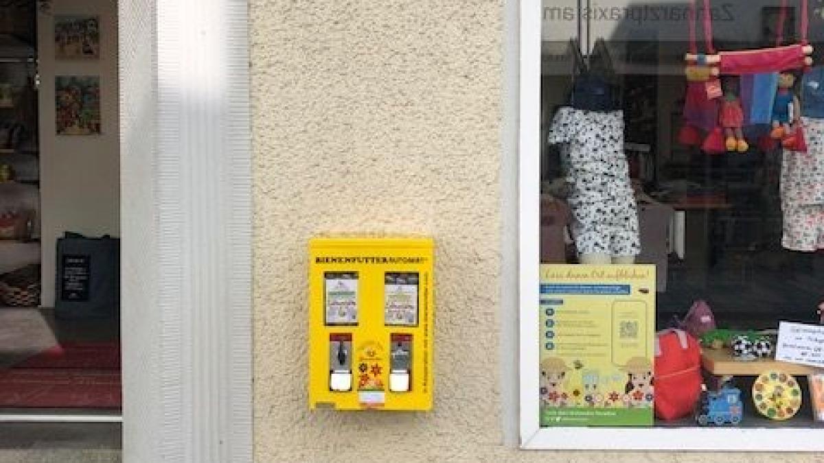 Der Bienenfutterautomat ist vor dem Weltladen in Attendorn platziert worden. von privat
