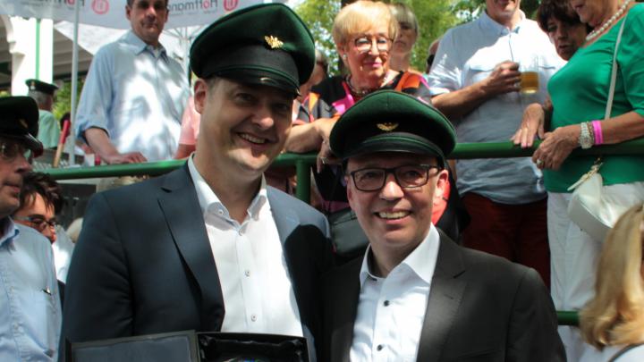 Olpes Bürgermeister Peter Weber (links) beim Schützenfest 2019 mit dem neuen Schützenkönig...