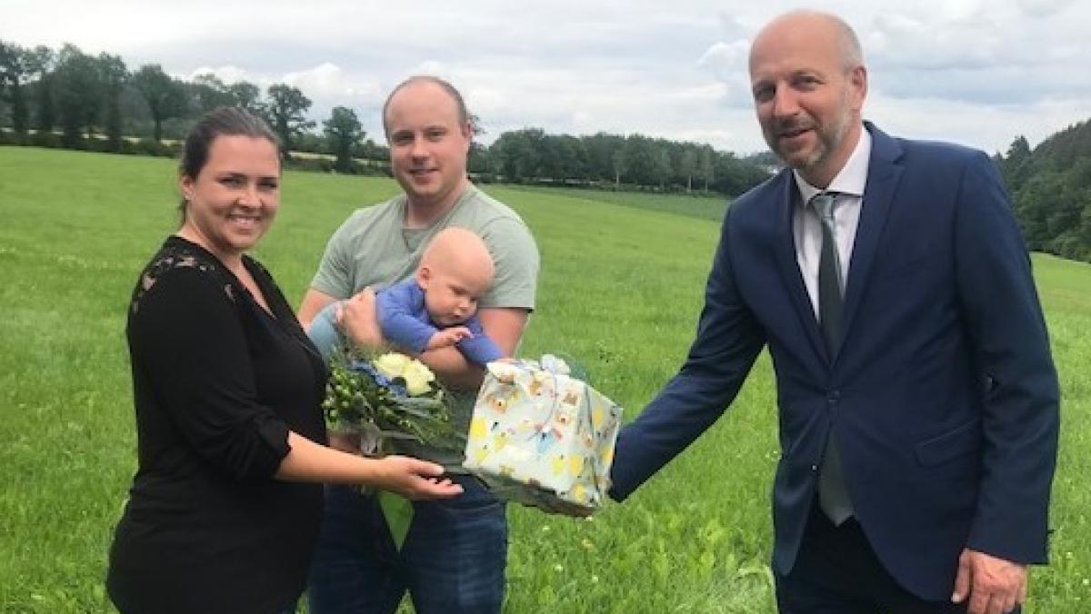 Bürgermeister Uli Berghof gratulierte Pepe Heimann und seinen Eltern. Pepe ist das 1.000 Baby, das im Rahmen des Drolshagener Baby-Begrüßungs-Projektes besucht wurde. von privat