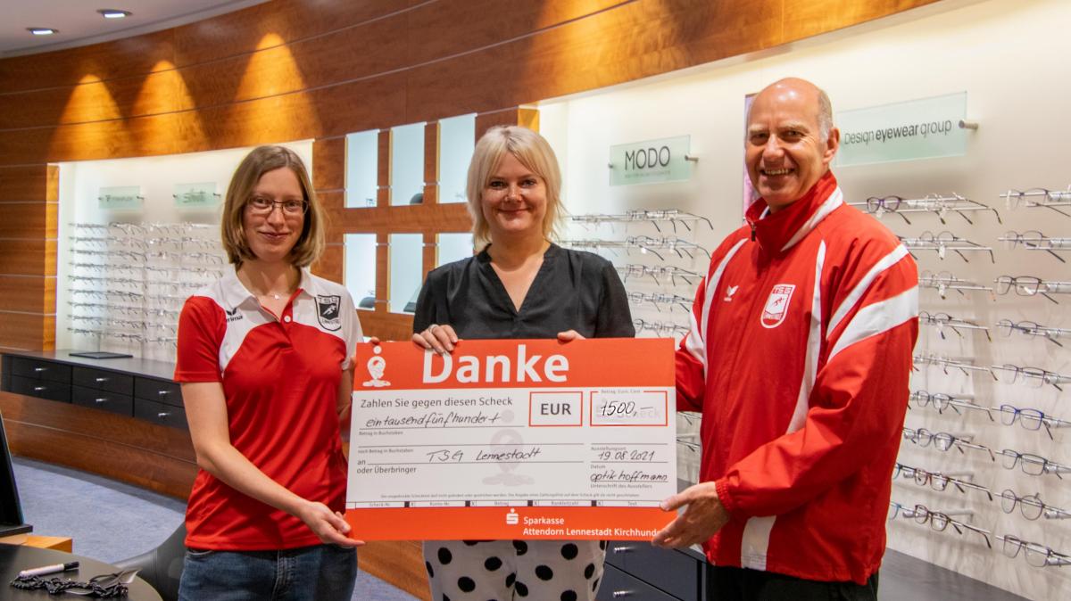 Yvonne Buhr von optik hoffmann überreichte den Spendenscheck an die TSG Lennestadt, vertreten durch Christine Cordes (links) und Dirk Büdenbender. von LokalPlus