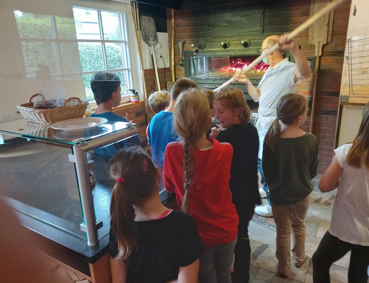 Winfried Christ zeigte den Kindern wie man einen Flammkuchen zubereitet. von privat