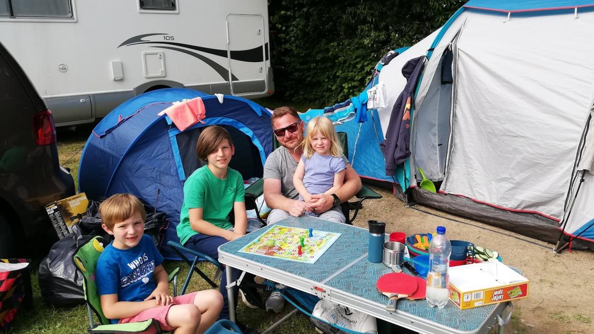 René aus Bergisch Gladbach macht mit seinen Kindern vier Tage Urlaub auf dem Campingplatz Waldenburg. von Adam Fox
