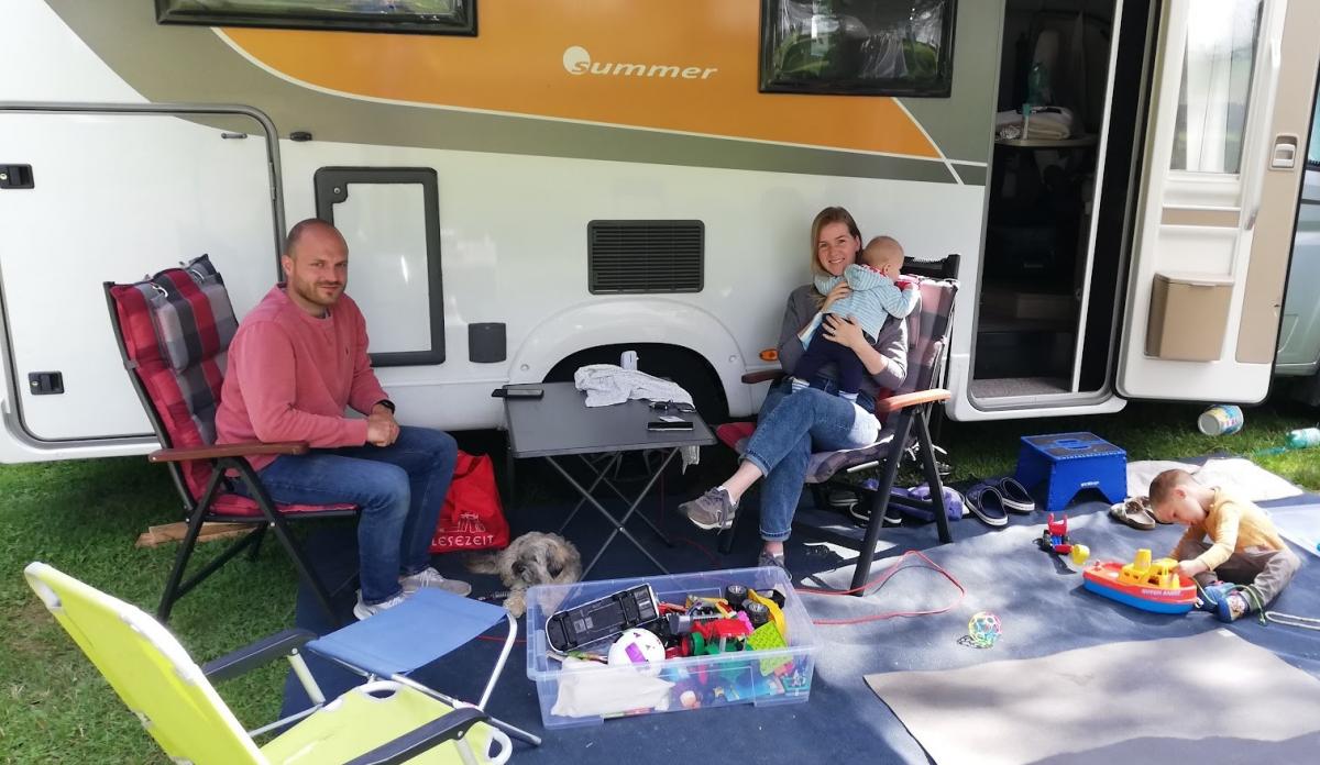Familie Langbeil aus Essen macht in Attendorn ihren ersten Camping-Urlaub. von Adam Fox