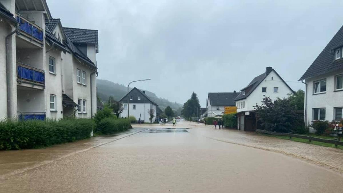 Hochwasser auf der B 55 nach Starkregen in Oedingen. von Feuerwehr Lennestadt