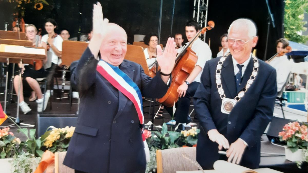 Der frühere Bürgermeister Horst Müller (r.) und der damalige stellvertretende Bürgermeister von Gif-sur-Yvette, Francois Magdalena, bei der Unterzeichnung der Städtepartnerschaft am 28. Juli 2001. von privat