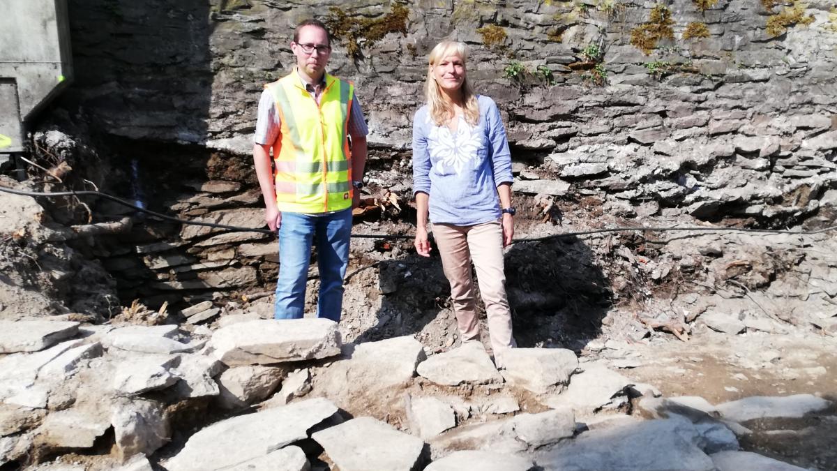 Dr. Eva Cichy von der LWL-Archäologie Außenstelle in Olpe und Frederik Schmidt vom Attendorner Tiefbauamt sind im Rahmen der Ausgrabungen auf historische Reste der mittelalterliche Stadtbefestigung gestoßen. von Adam Fox