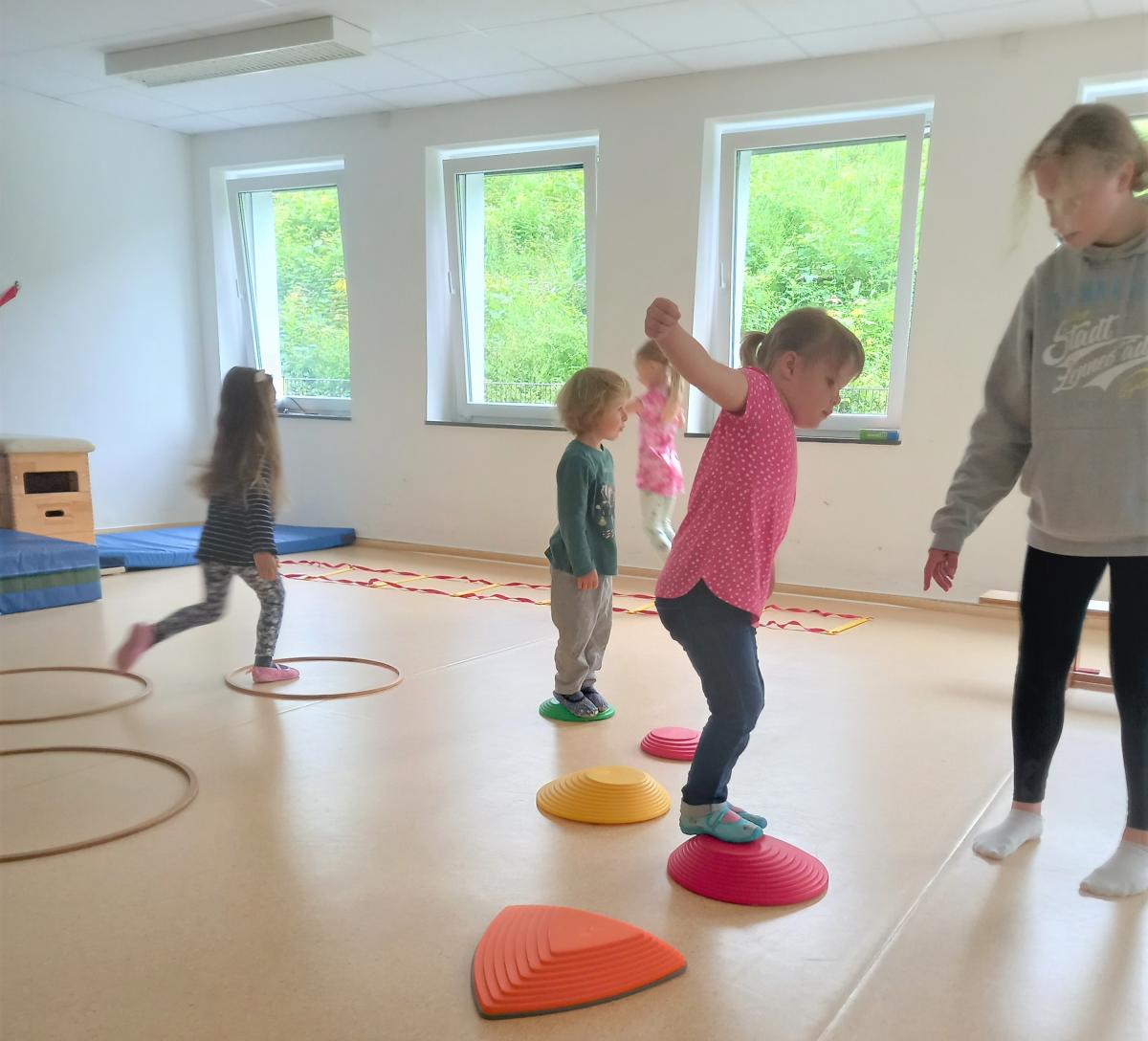 Die Kinder während des Hindernisparcours im Kindergarten Sankt Lambertus Oberhundem. von privat