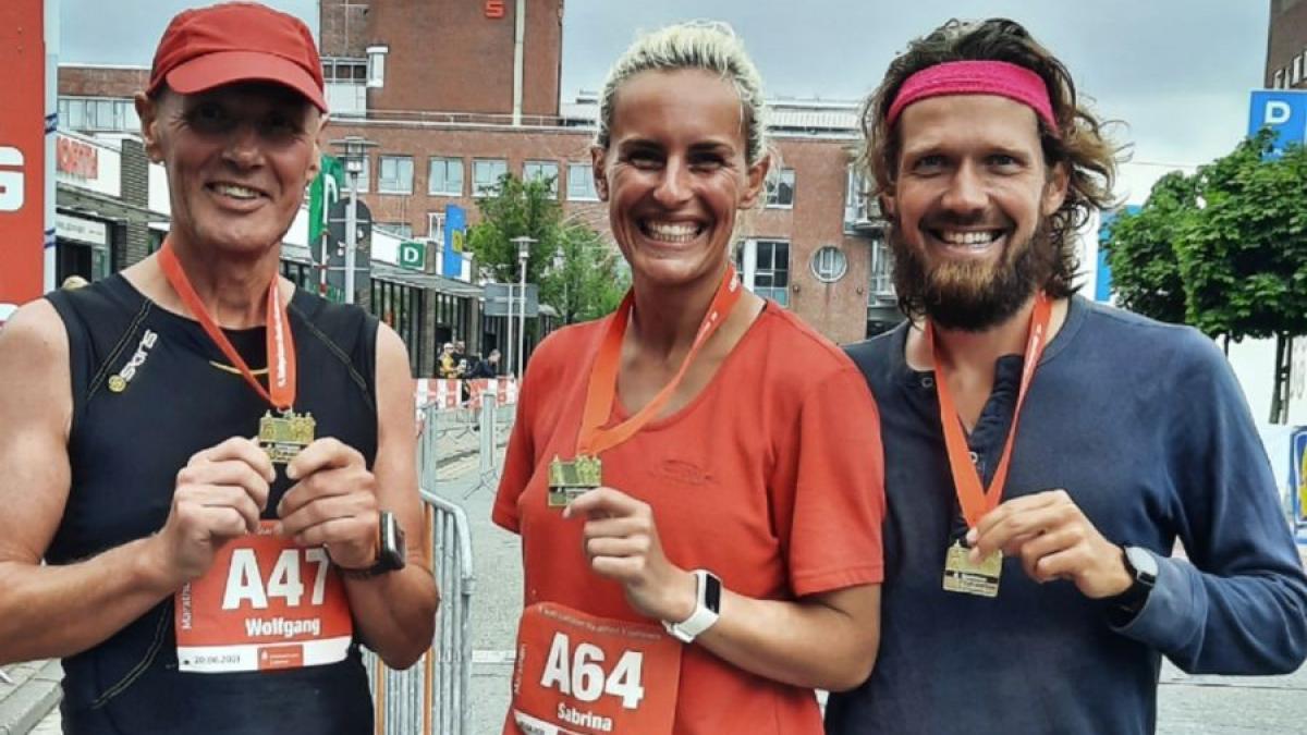 Wolfgang Teipel, Sabrina Rohrmann und Sebastian Vollmers (von links) waren beim Cuxhaven-Marathon dabei. von privat