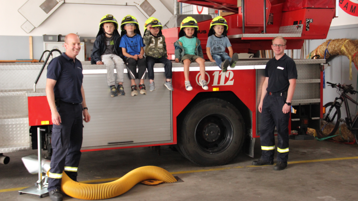 Die Kindergartenkinder lernten bei ihrem Besuch viel über die Feuerwehr. von Foto: Andrea Donth