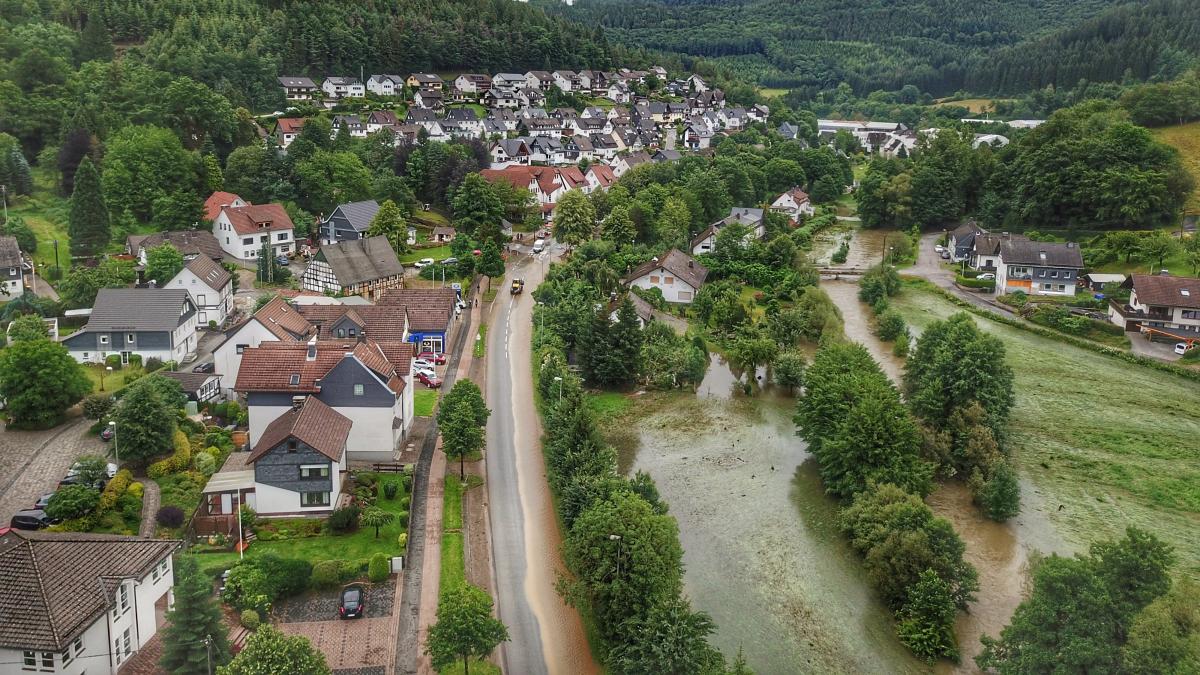 Aufräumarbeiten in Langenei am Morgen des 15. Juli: Tief „Bernd“ überflutete die B 236 und richtete bei einigen Dorfbewohnern Schäden an. von LokalPlus