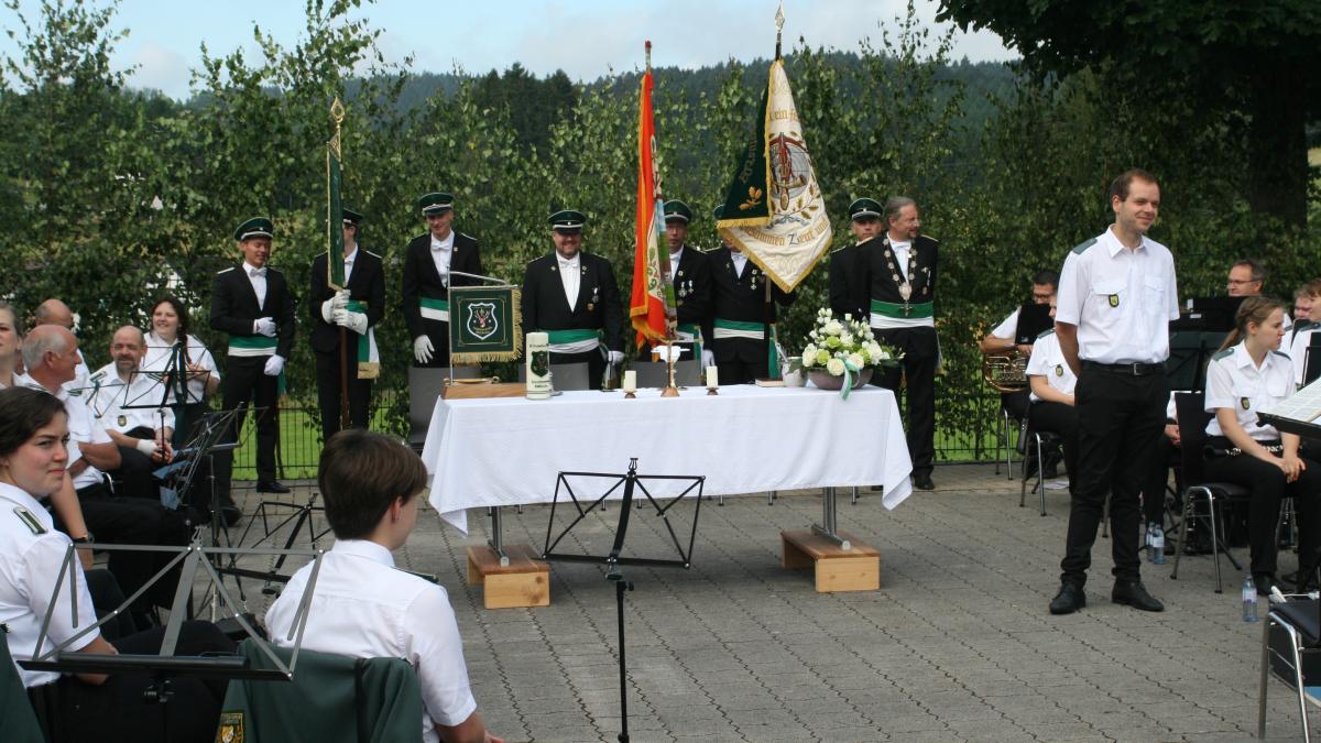 Bei strahlendem Sonnenschein wurde die restaurierte Fahne des Schützenvereins Biekhofen gesegnet. von privat