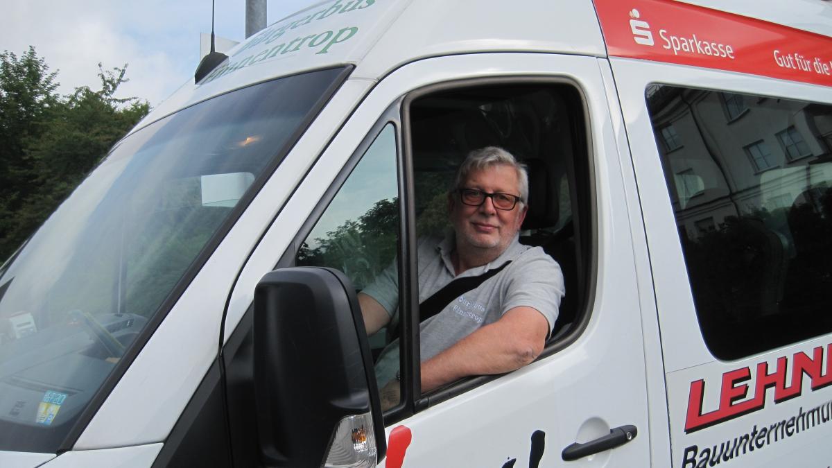 Busfahrer Hubertus Rath bei seiner ehrenamtlichen Arbeit im Bürgerbus Finnentrop von privat