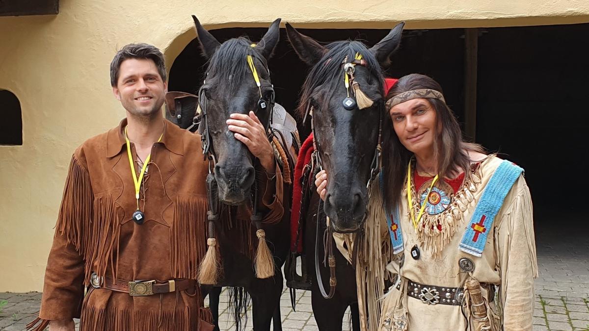 Winnetou (Jean-Marc Birkholz) und Old Shatterhand (Martin Krah) zeigen mit ihren Pferden wie es geht. Die Token gehören in diesem Jahr zu einem Tag beim Elspe Festival dazu von Elspe Festival