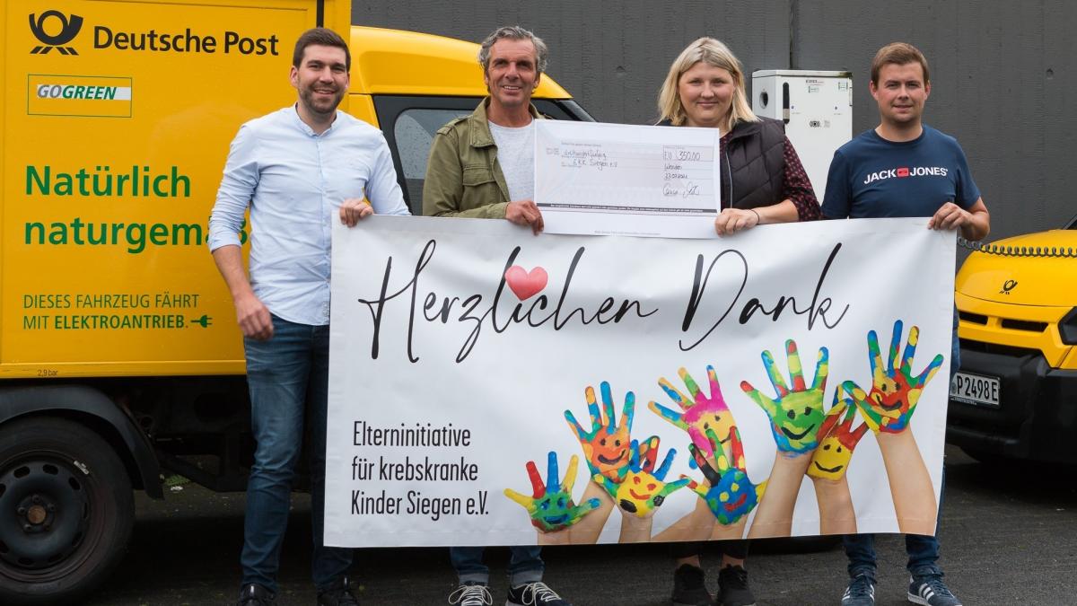 Bei der Spendenübergabe (von links): René Schäfer (Deutsche Post), Christian Pilz (Vorsitzender Elterninitiative), Carina Müller und Tim Schollemann (Zustellstützpunkt Wenden). von DHL/Balleer