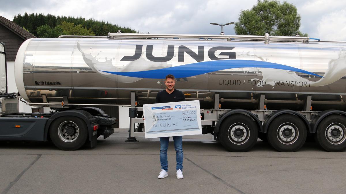 Die Firma Jung Transport spendete 2.000 Euro an „NRW hilft“. von Tine Schmidt