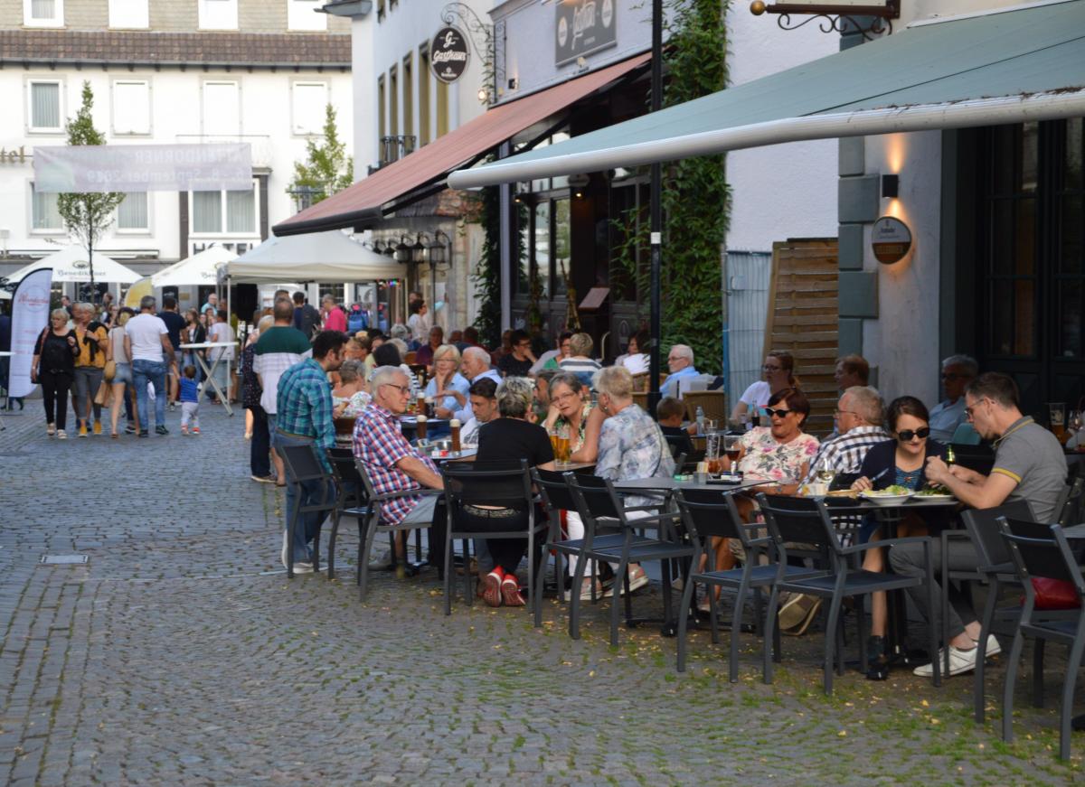 Viele gastronomischen Betriebe werden die Gäste in der HanseNacht bewirten. von Barbara Sander-Graetz