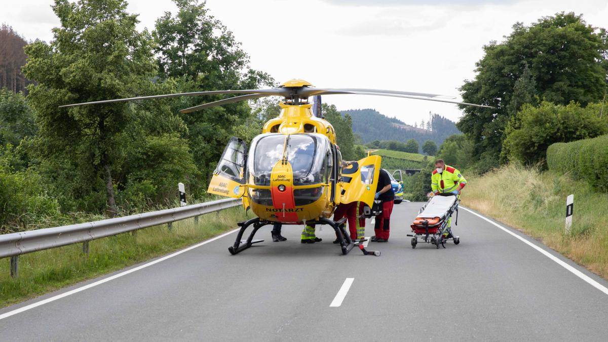 Mit einem Rettungshubschrauber wurde der schwer verletzte Motorradfahrer in ein Krankenhaus geflogen. von Kai Osthoff