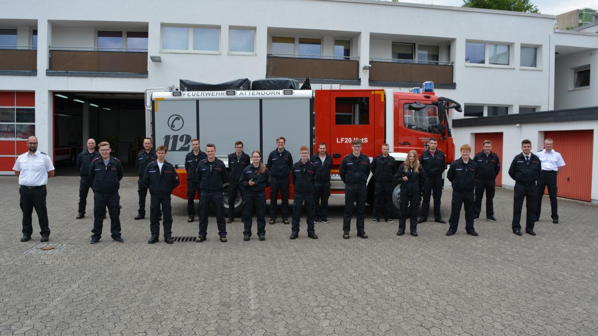 Die Ausbilder Tobias Sondermann (links) und Lars Wilmes (rechts) freuen sich über 18 neue Sprechfunker bei der Attendorner Feuerwehr. von privat