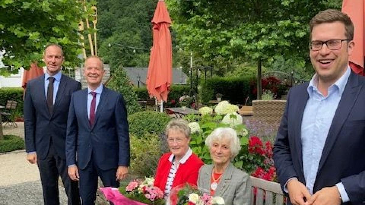 Marion Schwarte (rotes Jacket) ist zur neuen Vorsitzenden der Senioren CDU gewählt worden. Die bisherige Vorsitzende Wilma Ohly (graues Jacket) wurde zur Ehrenvorsitzenden gewählt. MdL Jochen Ritter, Landrat Theo Melcher und Bundestagskandidat Florian Müller (von links) gratulierten. von privat