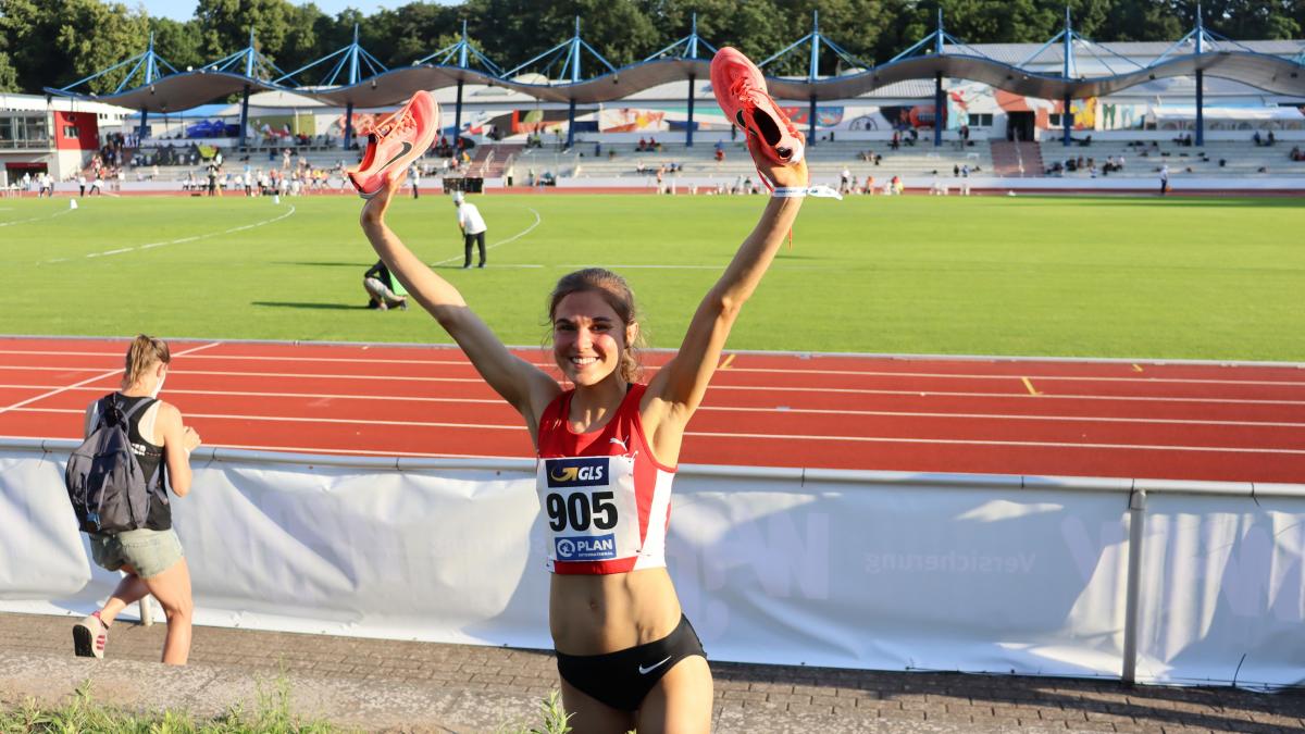 Johanna Pulte reißt die Hände nach oben: Die 18-jährige Athletin der SG Wenden holt sich die Goldmedaille beim 3000-Meter-Lauf. von privat
