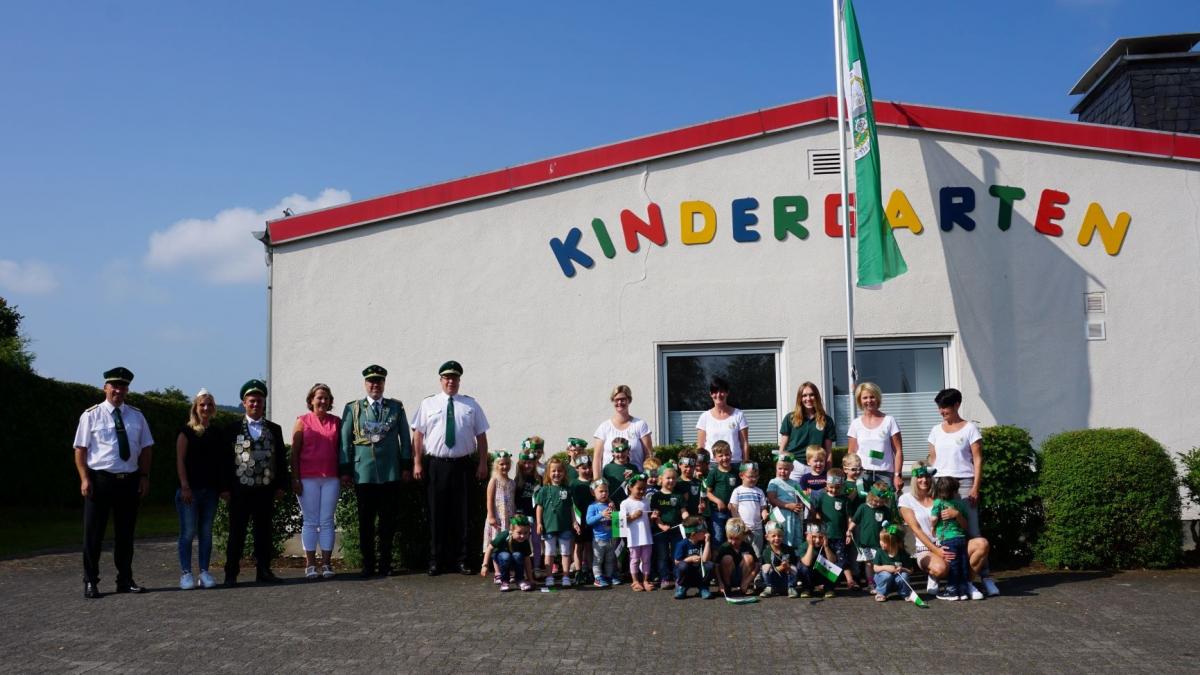 Am Kindergarten Iseringhausen ist jetzt die Schützenflagge gehisst worden. von privat