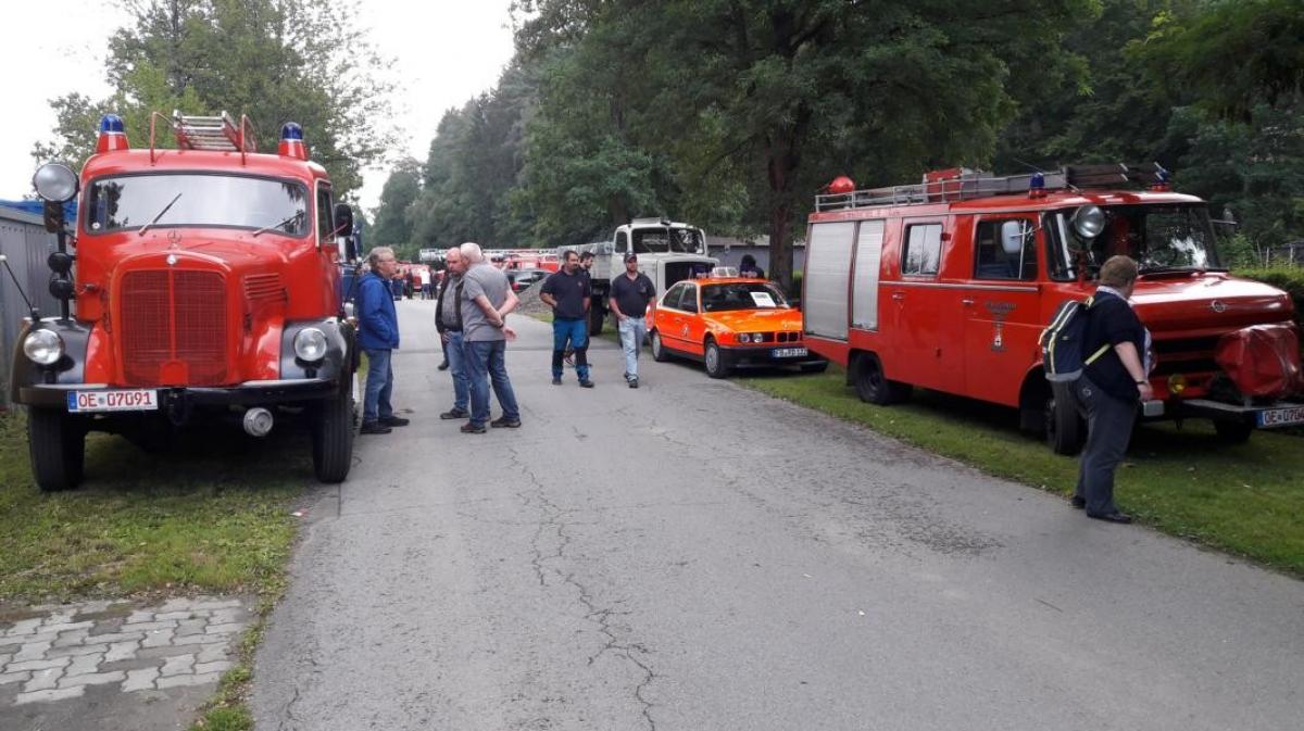 Fahrzeuge der Olper Oldtimerfreunde beim Blaulichttag in Plettenberg-Hüinghausen. von privat