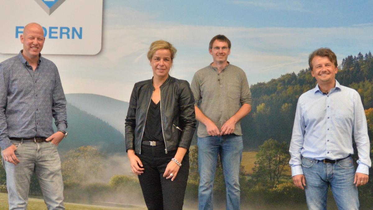 Die Grünen Landes-Vorsitzende Mona Neubaur (2.v.l.) stattete jetzt der Firma Eckel-Federn in Theten einen Besuch ab. von privat