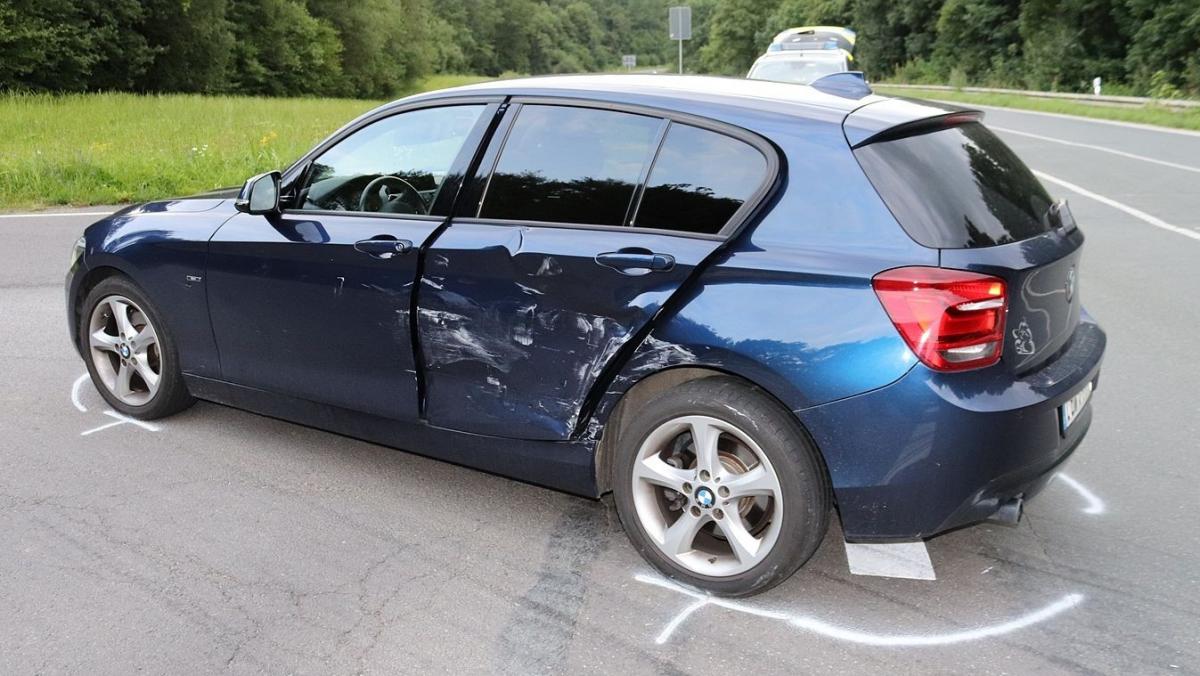 Einer der beschädigten Wagen bei dem Unfall, am 31. Juli 2021 in Fretter. von Polizei Olpe