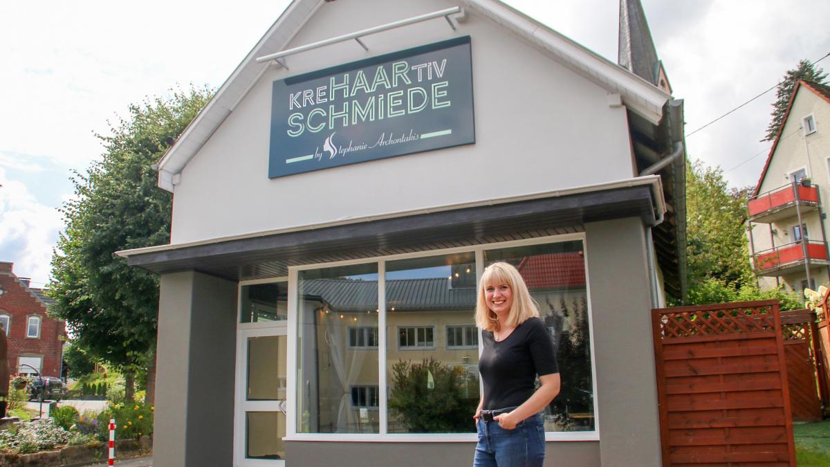 Stephanie Archontakis eröffnet die KreHAARtiv Schmiede in Welschen Ennest. von Tine Schmidt