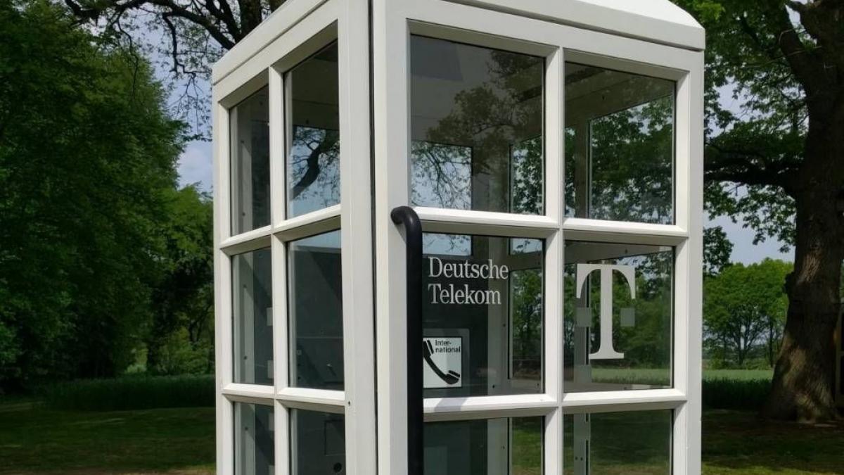 Eine ehemalige Telefonzelle wird in Helden zukünftig als „Bücherzelle“ dienen. von privat
