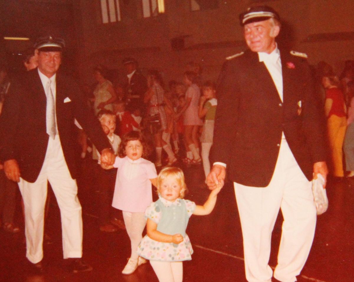 Kindertanz mit Opa Kurt war eines der Highlights für die kleine Nicole (h.). von privat