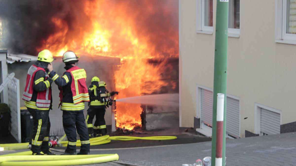 Brand in Saßmicke am 5. August 2021. Die Feuerwehren aus Olpe und Gerlingen sind im Einsatz. von Wolfgang Schneider