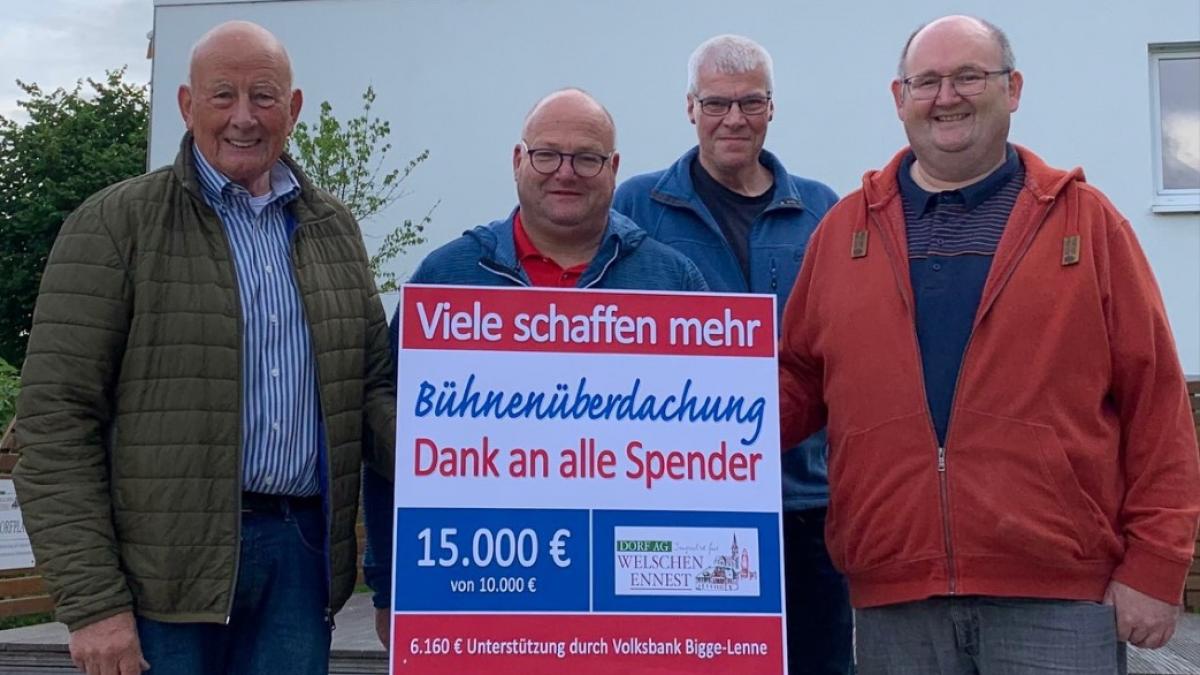 Die Dorf AG Welschen Ennest freut sich über die Summe für die neue Überdachung. von privat